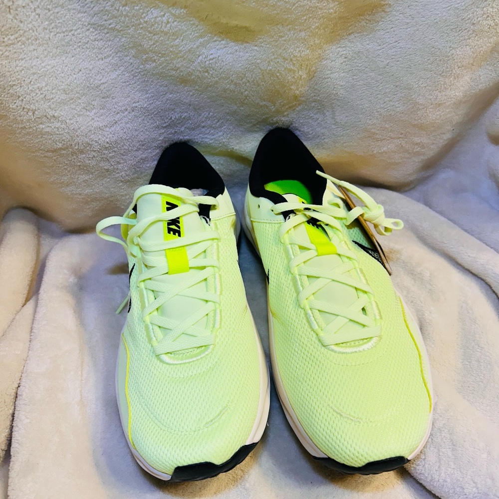 Nike Legend Essential 3 NN Volt Blk Volt Phantom Men10.5 NEW - Picture 3 of 6